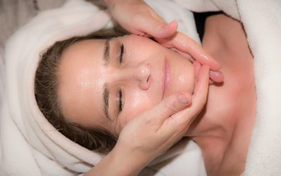¿Son tan beneficiosos los masajes faciales?